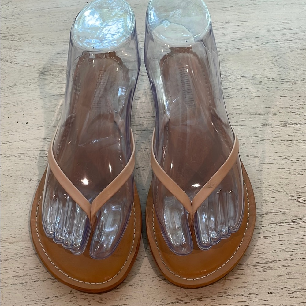 Cushionaire Light Tan Classic Sandals with Minimalist Design. Size 7.